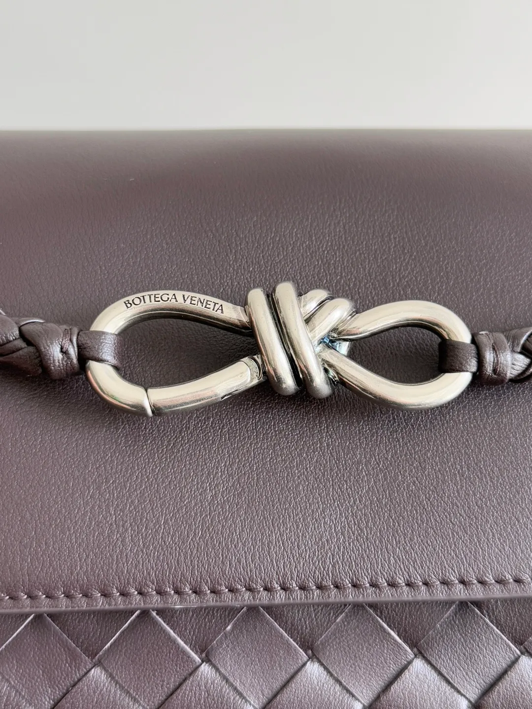 Batch 2460 BOTTEGA VENETA Bottega Veneta's 2025 new product for men ANDIAMO Bottega Veneta's main recommendation is undoubtedly the Andiamo small size. The first new favorite of the 2025 new product is a men's figure buckle bag. It can be seen that the designer has used many small ideas. The detachable crossbody strap is very convenient. It is convenient for elite office workers to reduce the burden on their hands when carrying work logs and office supplies. The interior is divided into two large compartments and a small zippered compartment. Unlike the women's model, the compartments here are not removable. The fixed large single layer also makes it easier to pack lightly when going out to work, and avoids the accumulation of too many small items. Style number: 815781 Size: 29*20*13cm